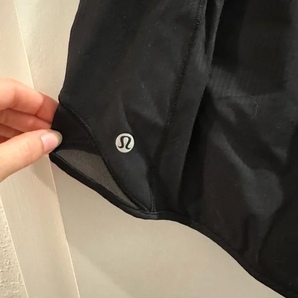 Lululemon Hotty Hot Low-Rise Lined Short 2.5" in size 6, black w/ subtle stripes - Picture 7 of 9